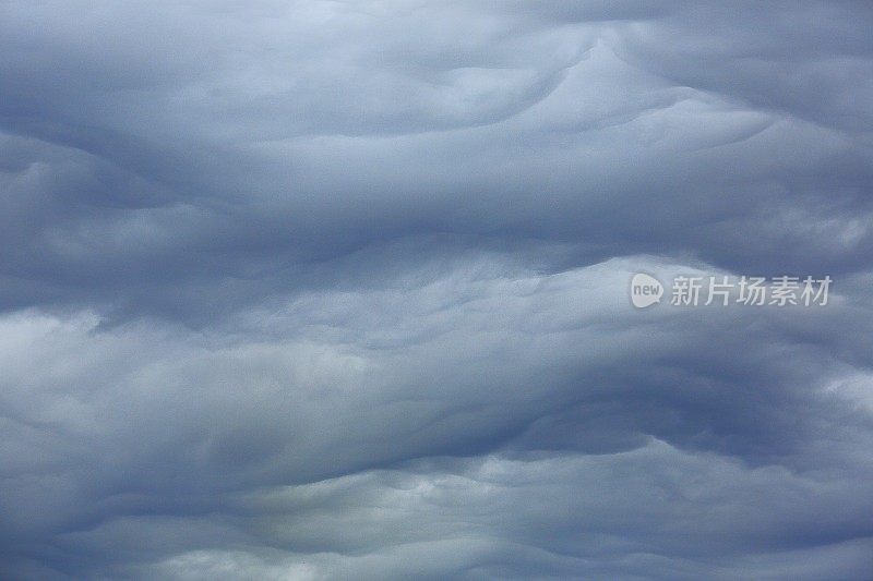 梦幻般的天空云天堂:戏剧性的云景观，令人印象深刻的风暴积云