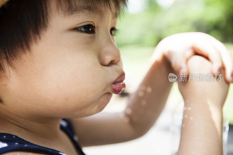 孩子，你得在公园里生闷气