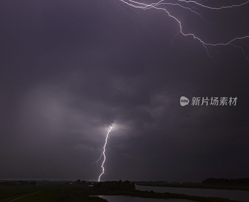 雷暴时夜空中的闪电