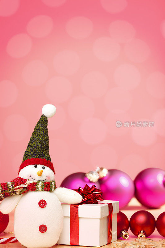 圣诞雪人、礼物和装饰品