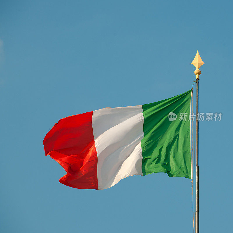 意大利国旗(绿、白、红)在天空中飘扬