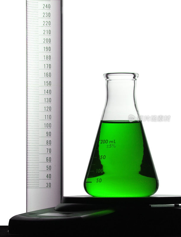 绿色烧瓶和毕业与平衡隔离在白色
