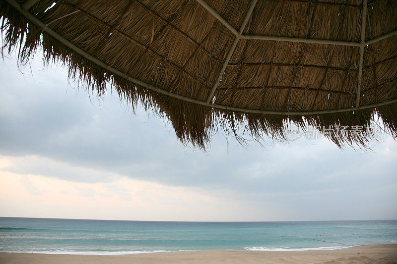 伞下平静的海滩