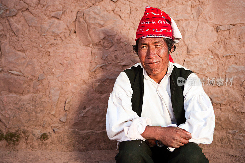 秘鲁塔基利岛，身着民族服装的男子