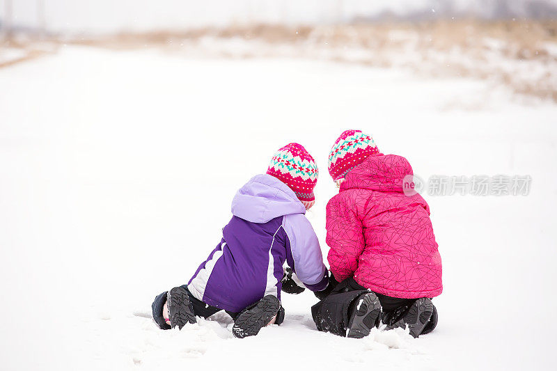 女孩在雪中玩耍