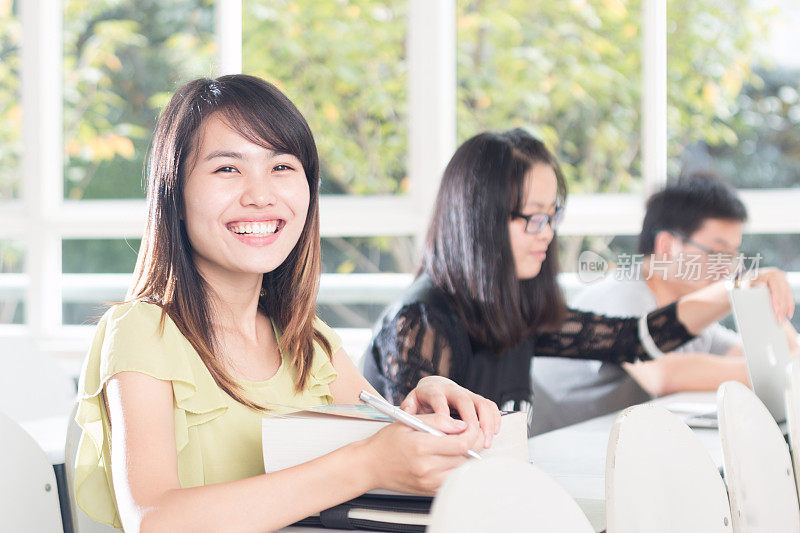 十几岁的女孩喜欢在教室里学习肖像