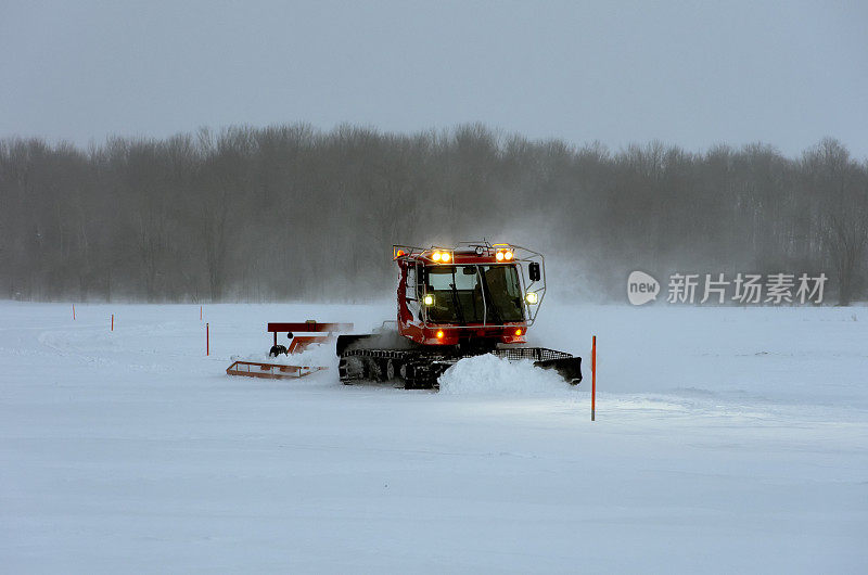 雪地足迹美容师