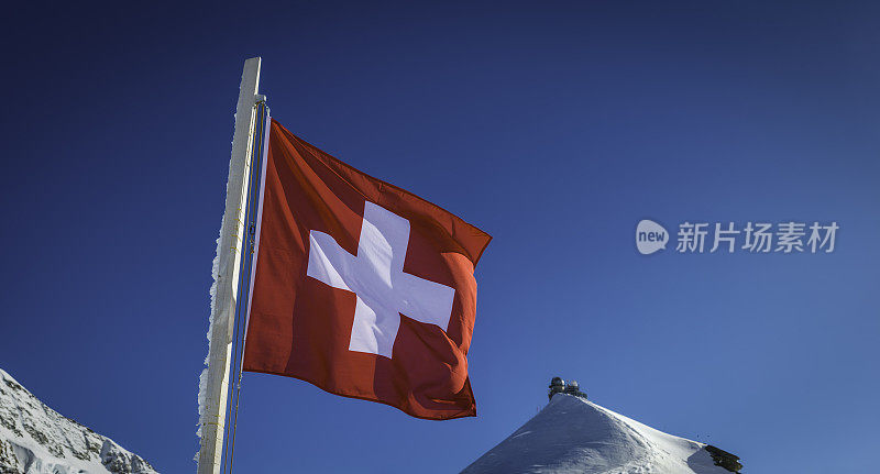 瑞士斯芬克斯天文台旁边的阿尔卑斯山顶上的瑞士国旗
