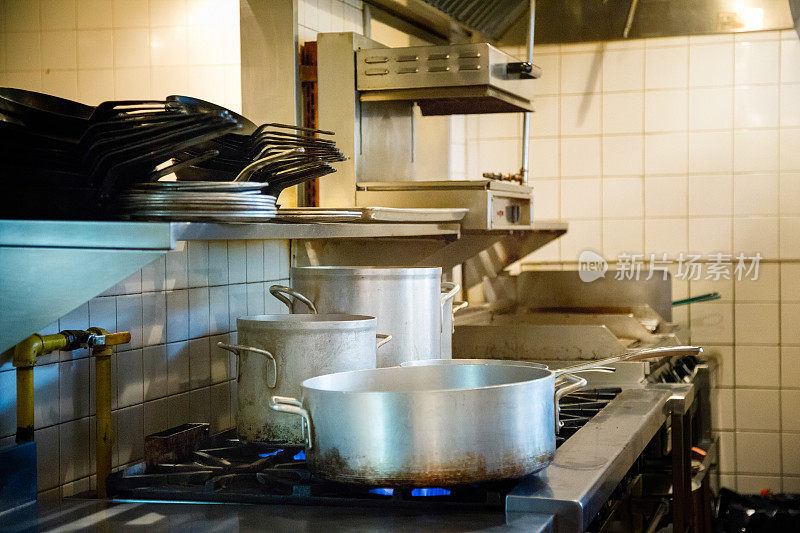 餐厅厨房的煤气灶上有平底锅