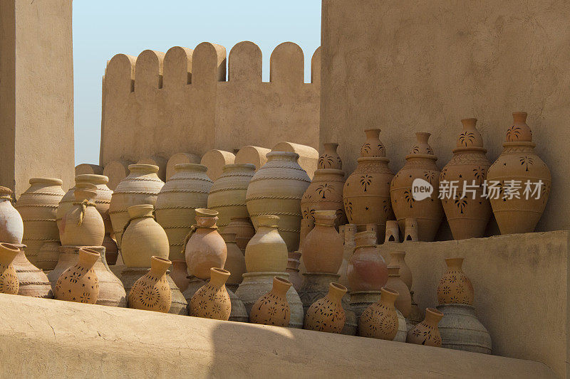 阿拉伯陶器靠着一堵旧墙