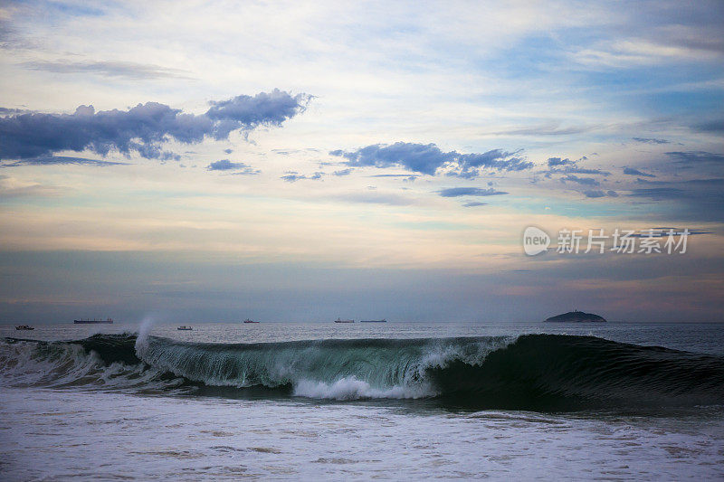 波浪和日落，伊帕内玛海滩，里约热内卢
