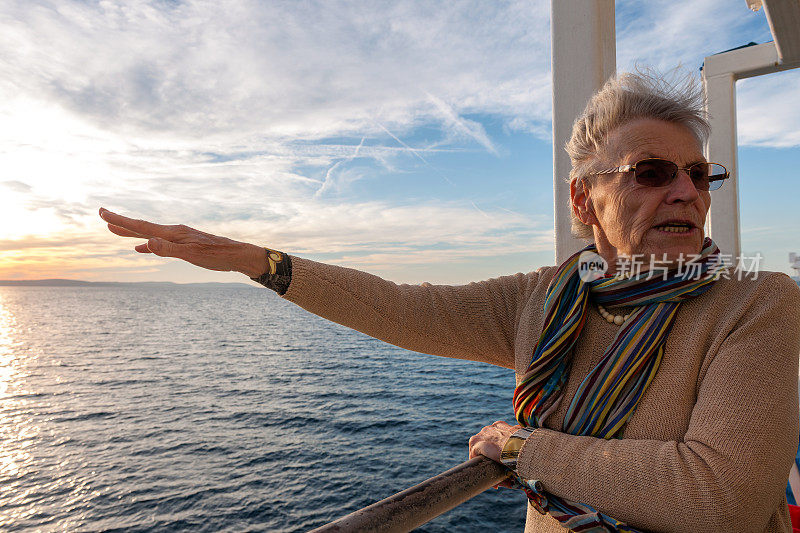 欧洲克罗地亚，渡轮上安详的年长白种妇女肖像