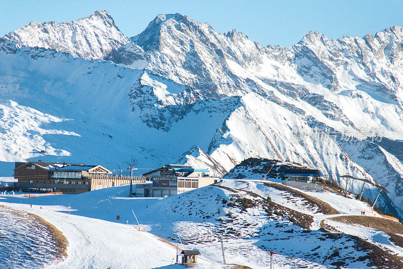 西勒塔尔冰川腹地的雪山山峰