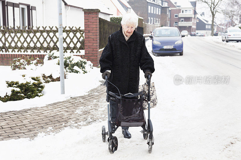 老妇人在大雪中过马路