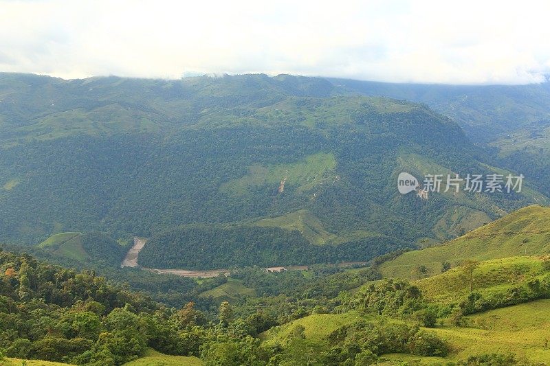 这条河穿过高山