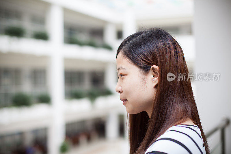 亚洲美丽的女学生在学校