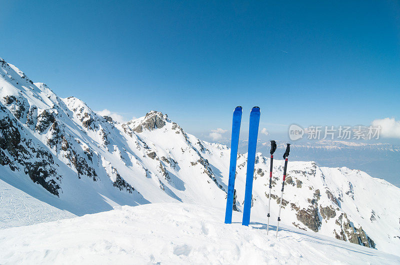 冬季高山景观与滑雪