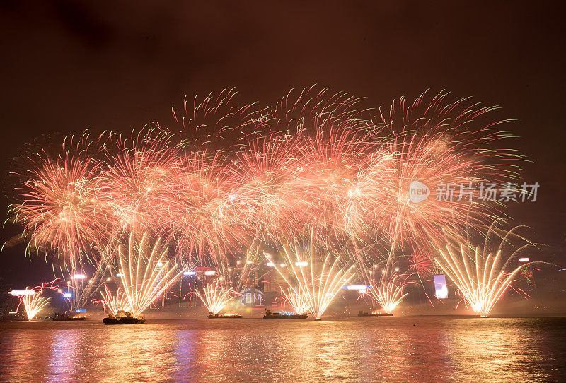 在维多利亚港燃放烟花庆祝2017年香港新年