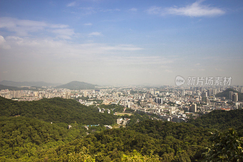 广州的白云山俯瞰广州市