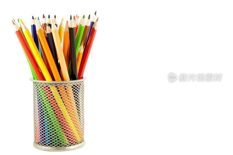 彩色铅笔在一个架子上