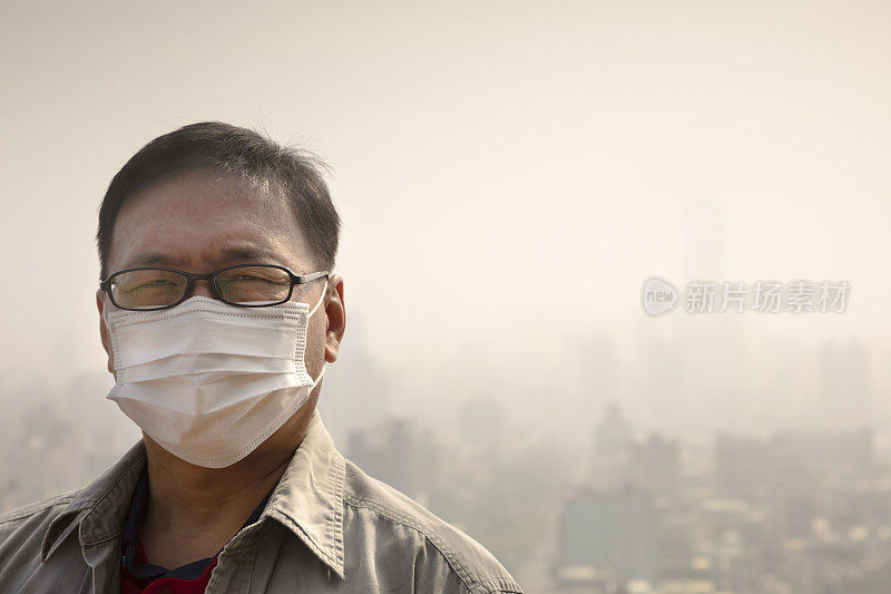 亚洲男子戴口罩防止空气污染