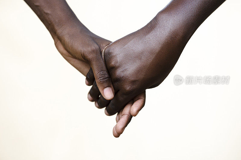 友谊象征:黑人手牵着手