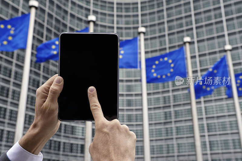 布鲁塞尔欧盟委员会的商人正在使用数字平板电脑