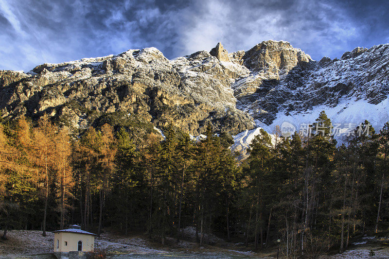 Bormio(意大利)-第一场雪的季节全景