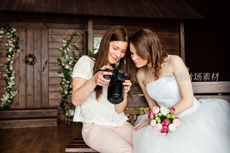 摄影师展示了新娘刚刚拍的照片