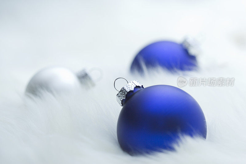 蓝色和银色圣诞装饰品