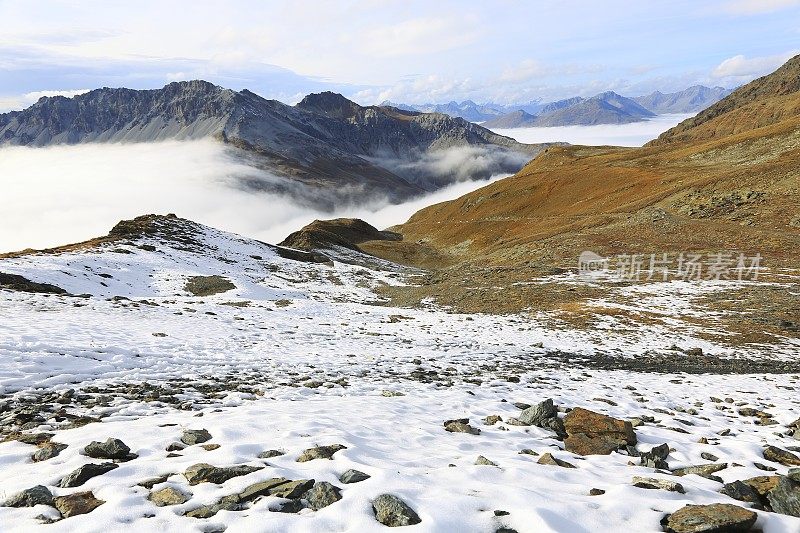 从意大利的斯特尔维奥山口到瑞士一侧的雪和云