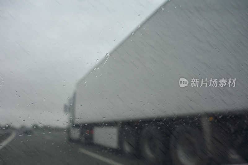 雨天能见度低的情况下开车