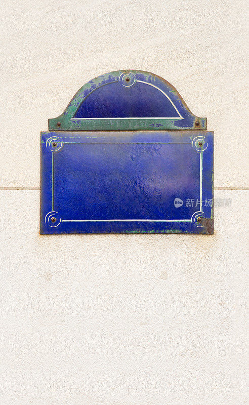 风化的空白巴黎街道标志