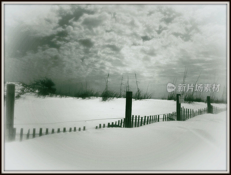 佛罗里达的德斯汀海滩，沙或雪中的栅栏