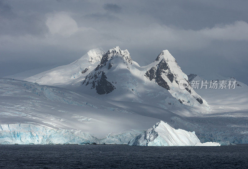 南极山区景色的长焦照片