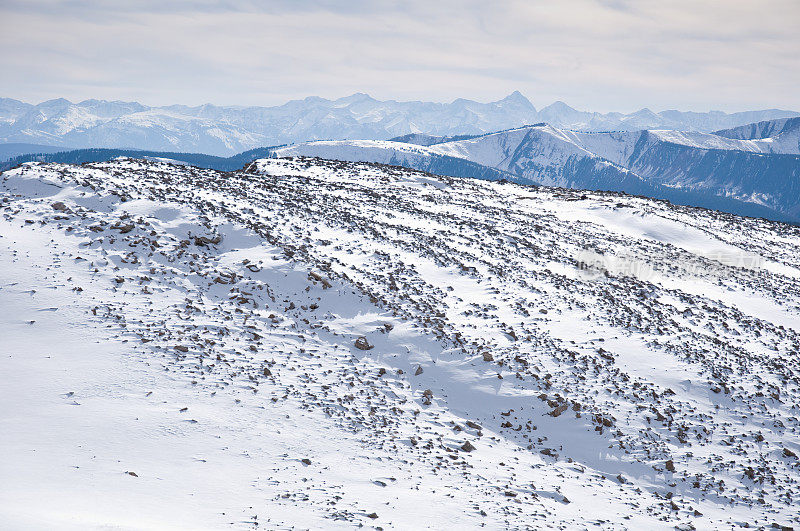 洛基山脊在初冬的麋鹿范围科罗拉多州