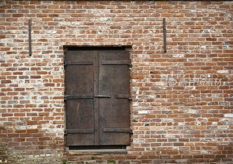 砖墙铁门