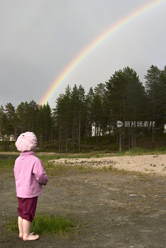 小女孩和彩虹
