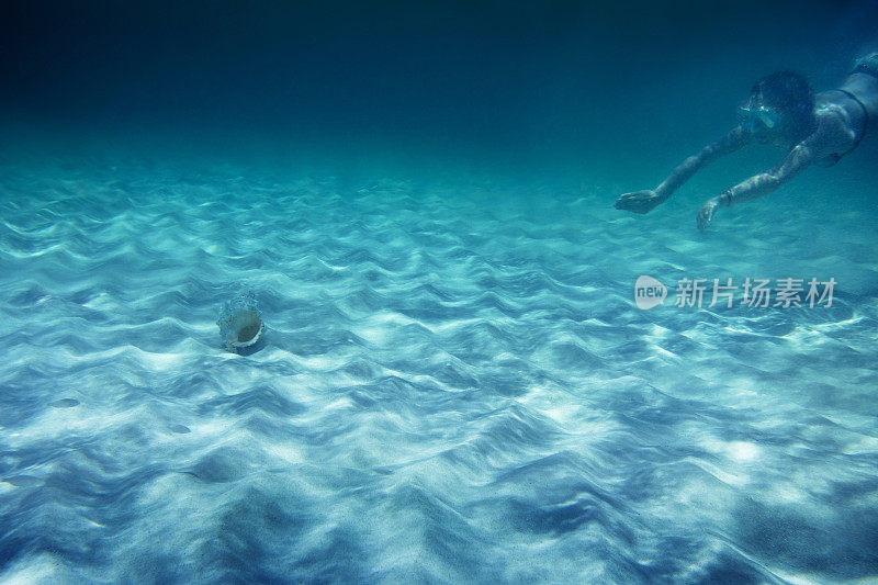 女孩在水下潜水