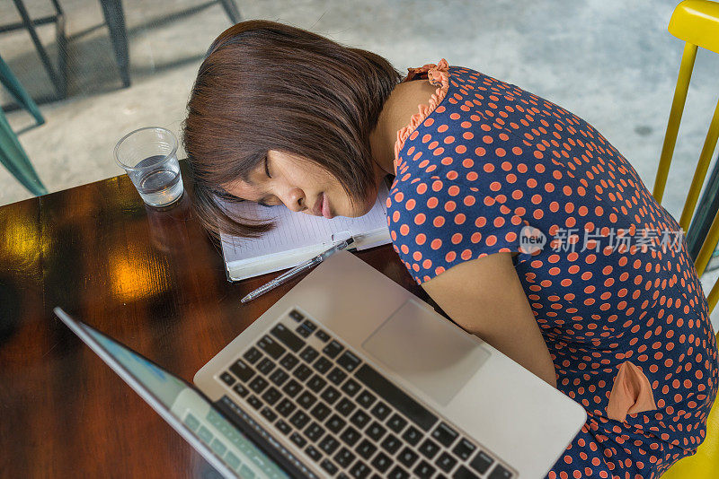 瞌睡的女孩需要在办公桌上小睡一会儿