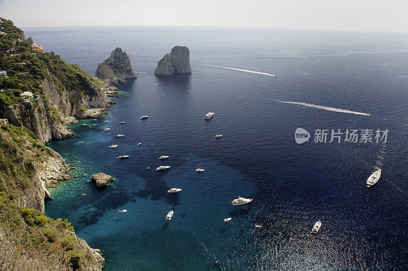 意大利卡普里岛的落基海岸和蓝海