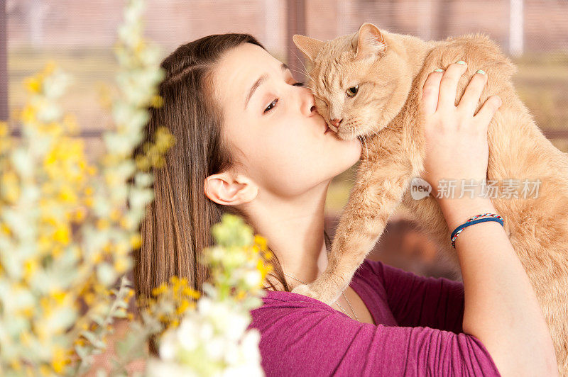 小女孩亲吻她的猫