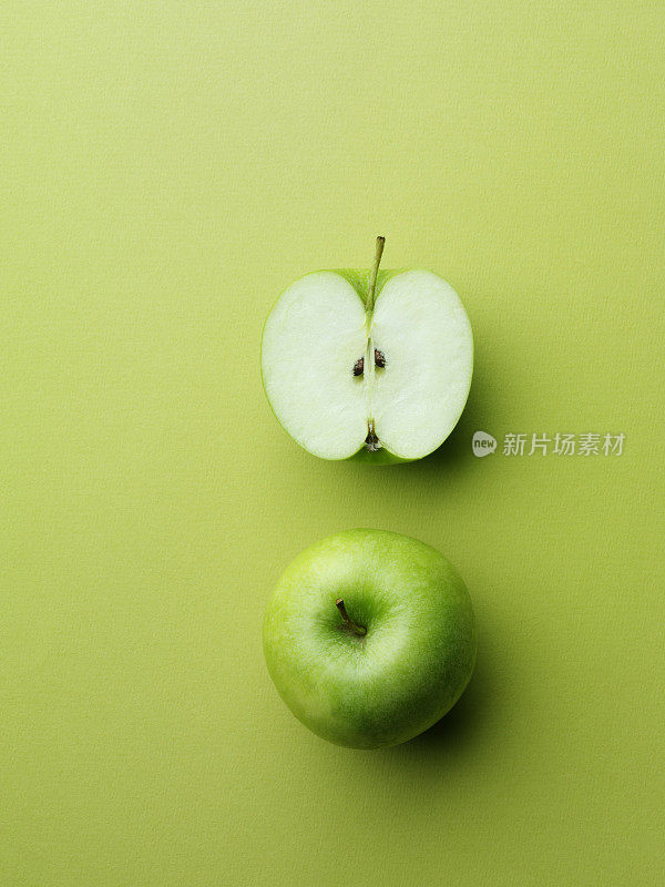 苹果切成两半