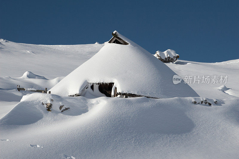 被雪覆盖的小屋