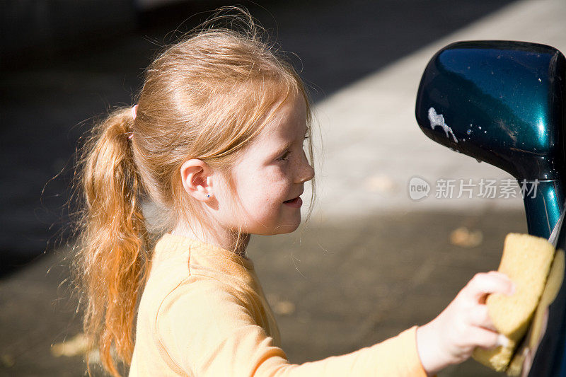 小女孩正在洗车