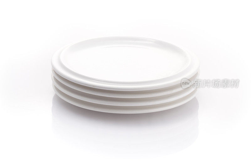 4块白色的盘子孤立在普通的背景上