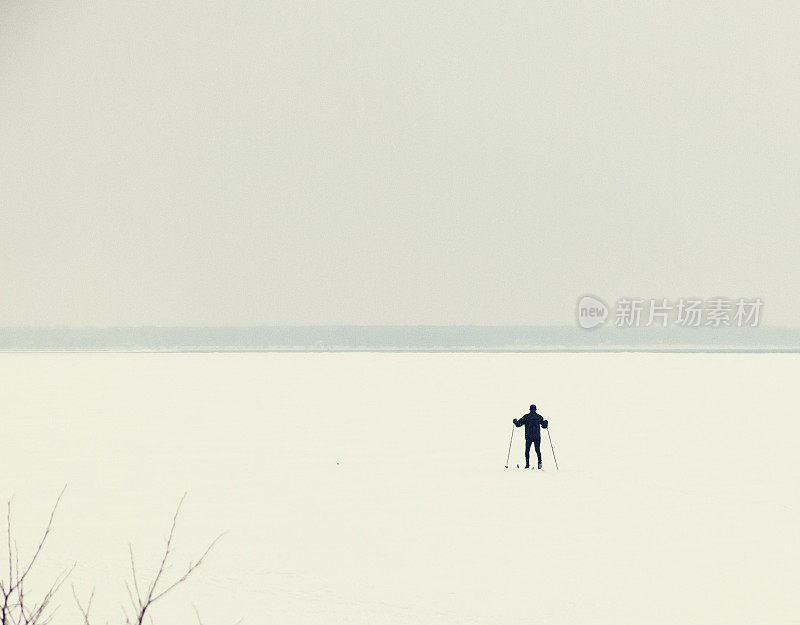 在结冰的湖面上越野滑雪