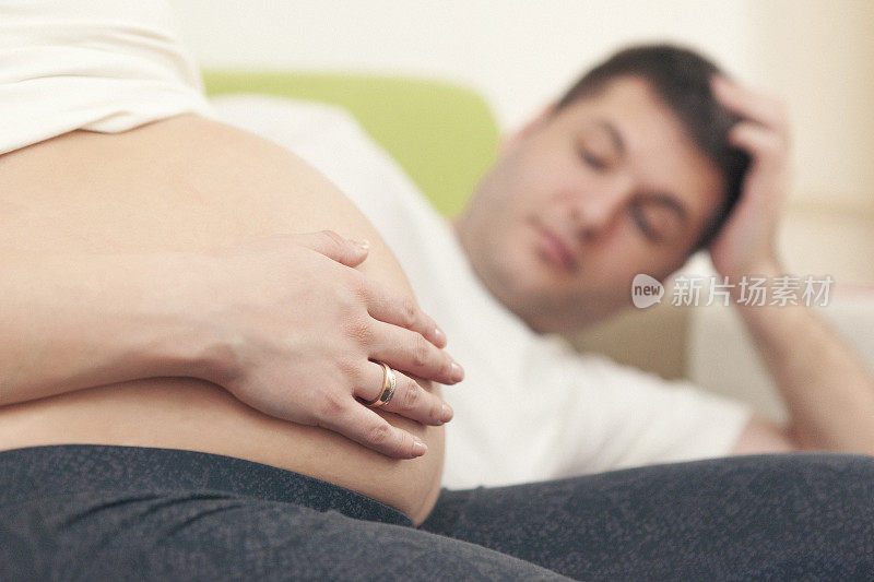 一对年轻夫妇要生孩子了