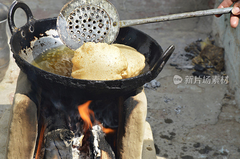 煮锅和Poori(印度菜)