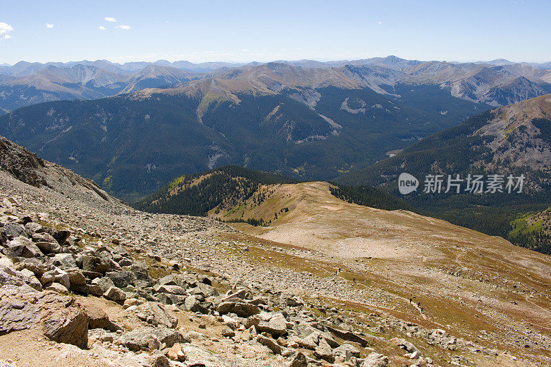 科罗拉多耶鲁山的徒步旅行者和风景